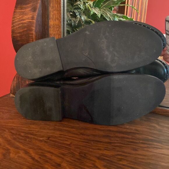 Steve Madden size 7, black leather ankle boots, with silver studs around bottom - Picture 8 of 8